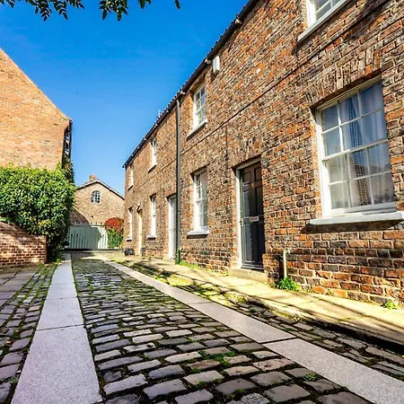 6 Monkbar Court Apartament *